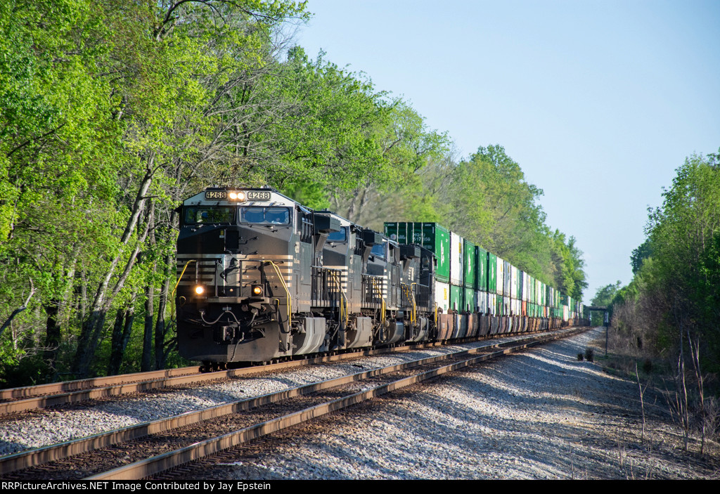 NS 4268 leads a northbound intermodal Sycamore Creek Road 